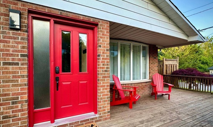 Port Stanley Cottage | Hillside Hideaway - Up By The Ravine w/5 Minute Walk to Little Beach