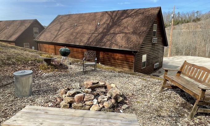 Van Buren Cabin | Hillside Hideaway East just 1/2 mile from Current River!