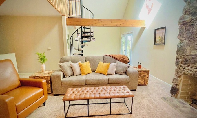 Marietta Cabin | Hillside Hideaway in Marietta, OH: 4 beds, 2 baths, stunning views!nnnn