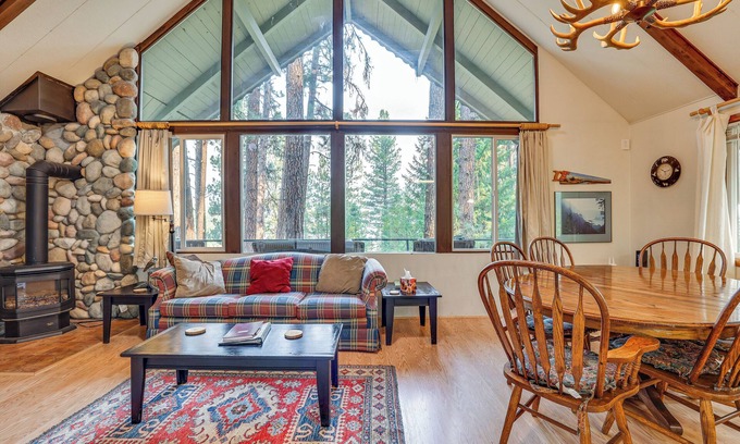 Garden Valley Cabin | Hillside Hideaway: Warm & Cozy Terrace Lakes Cabin