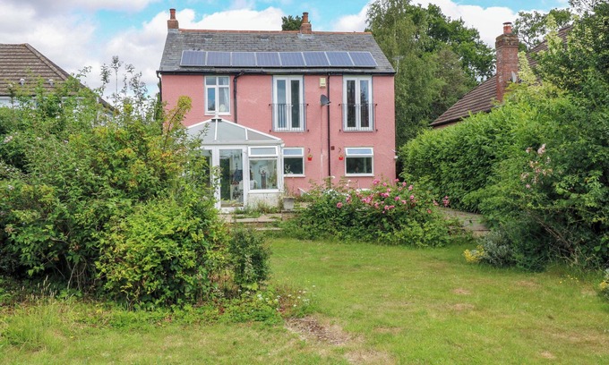 Little Missenden House | HILLSIDE, pet friendly, character holiday cottage in Holmer Green