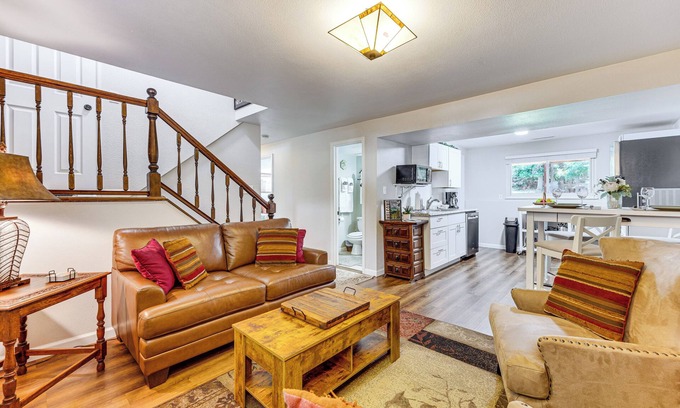 Northeast Colorado Springs Apartment | Hillside Place w/Mountain Views ~ 8 Mi to Dtwn!