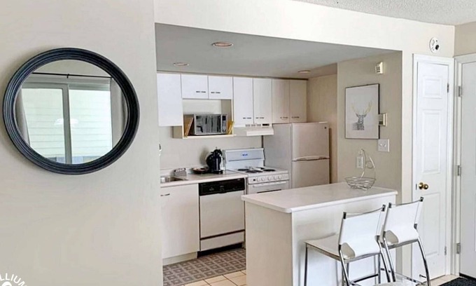Craigleith Condo | Hillside Studio 1 in Blue Mountain, Mountain View, Full Kitchen, Free Parking