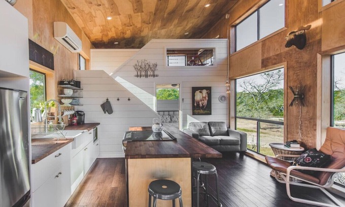 Dripping Springs Apartment | Hilltop Hideaway, Cabin w/view, loft & Light