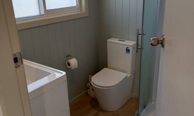Red Beach Cottage | Hilltop Hideaway Cottage in Pinewoods Holiday Park