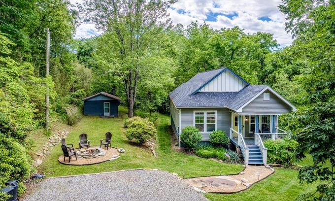 Woodfin House | Hilltop Hideaway