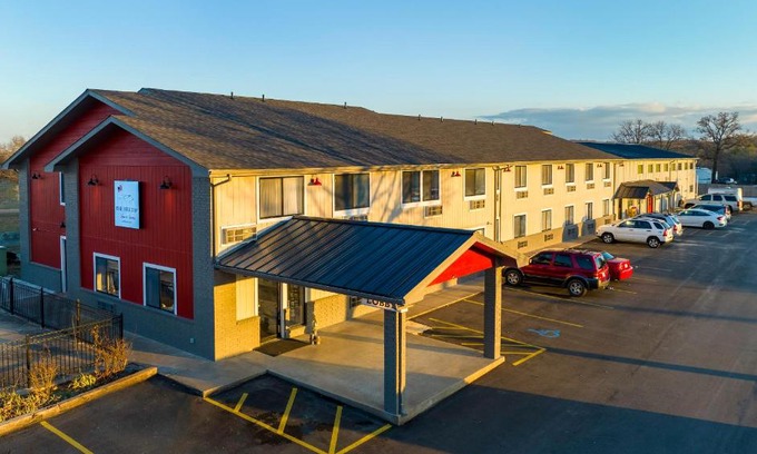 Grove Hotel | Hilltop Inn & Suites