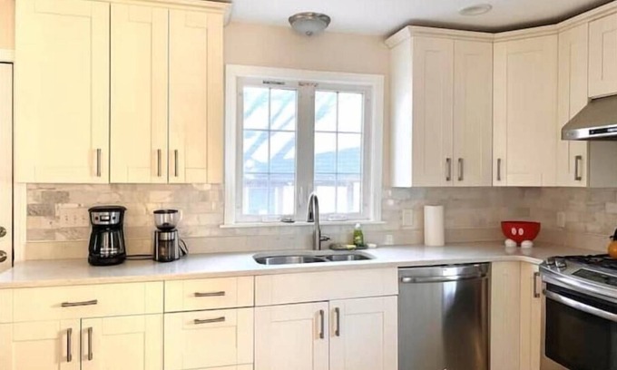 Corey Hill House | Hilltop Luxury House 5 Bedrooms and 3.5 Bath