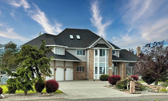 Tri-Cities House | Hilltop Luxury, Priceless Views!