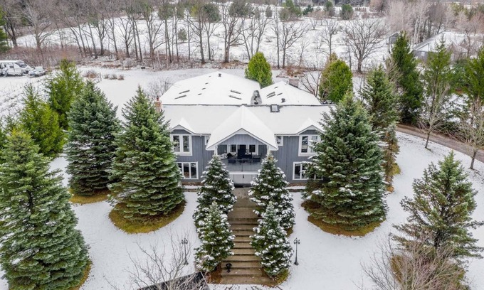 Harwood House | Hilltop Retreat · 2 Acre Estate With Indoor Pool & Hot Tub