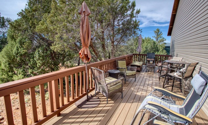 Linden Cabin | Hilltop Retreat on an acre - perfect for family and friends