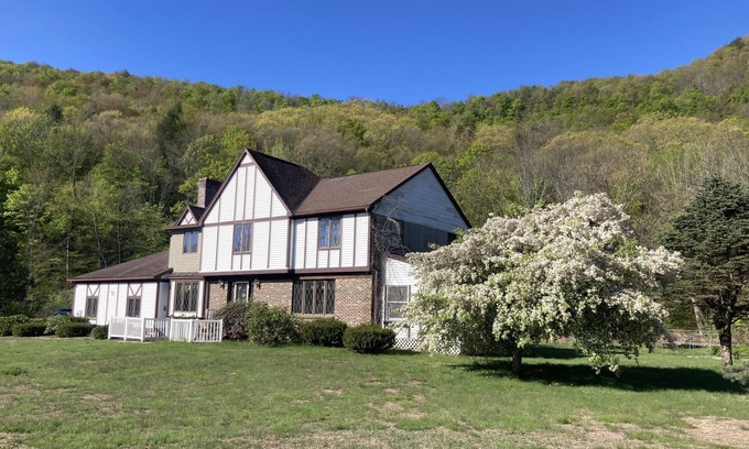 Huntington House | Hilltown Nest is a wonderful place for family and friends to gather.