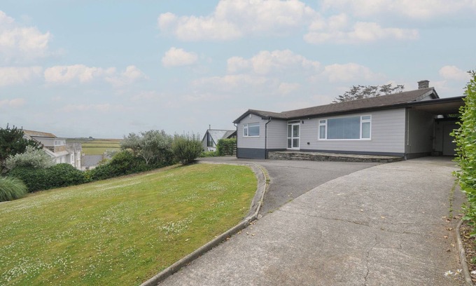 Trebetherick Cottage | HILLVIEW, family friendly in Wadebridge
