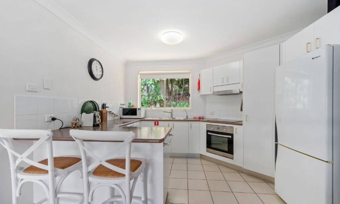 Coffs Harbour Apartment | Hillview Pet Friendly, Telsa Charger, Sleeps 6, Bbq