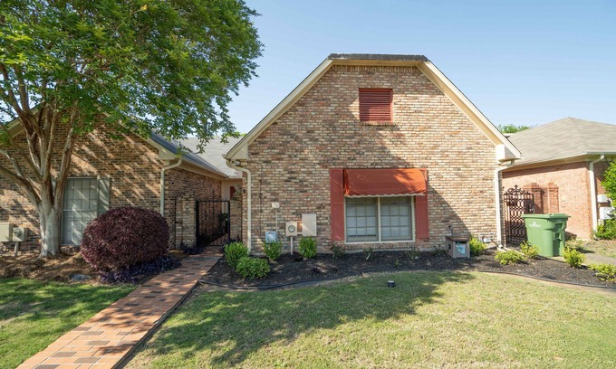 Montgomery House | Hillwood Home, w/2 Dens, King Beds & Sun Room