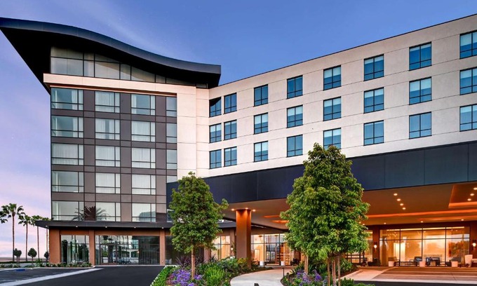Anaheim Resort Hotel | Hilton Garden Inn Anaheim Resort