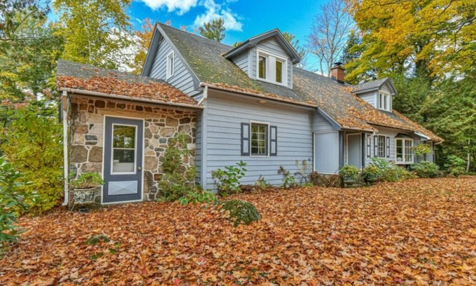 Sainte-Ann-des-Lacs Cottage | Hip Lakefront Ski Chalet