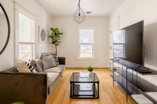 Mississippi District House | Hipster Vibe Apartment - Food Carts & Live Music