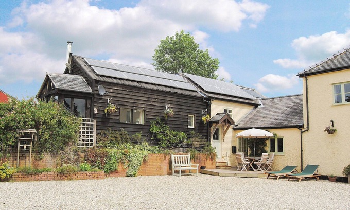 Llanfair Caereinion Cottage | Hirros Hall Longhouse