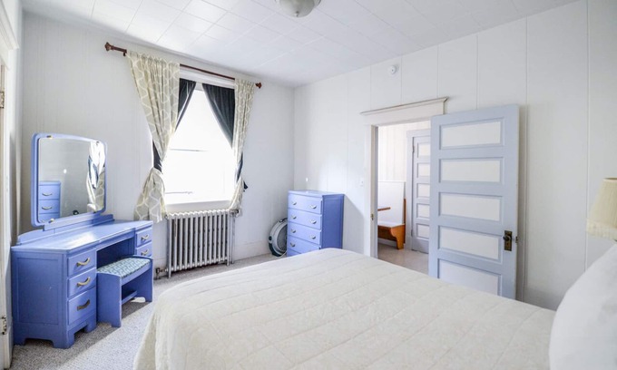 Seward Apartment | Historic 1 Bedroom Apartment Downtown Near Shopping Restaurants & SeaLife Center