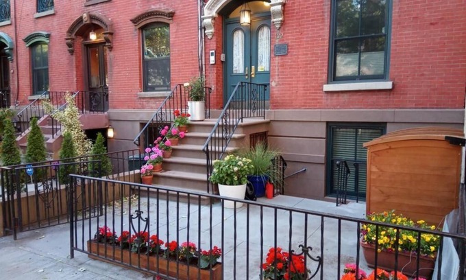 Paulus Hook Apartment | Historic 1869 Brownstone apartment 15 min to NYC downtown