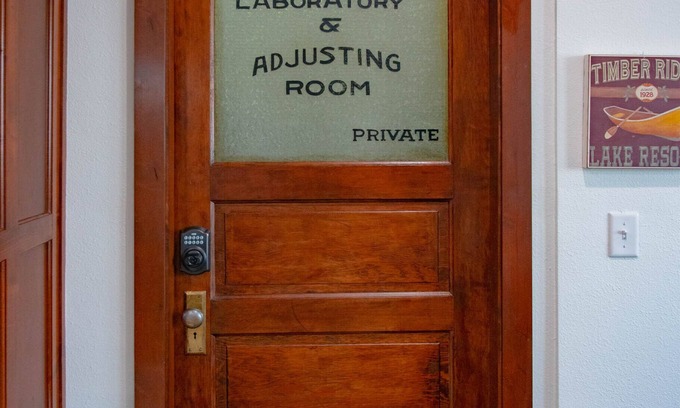 Rexburg Apartment | HISTORIC 1890s Rexburg Loft - 2 Q, 1 K Laundry, 2 blocks to BYUI, Clean & Fun!