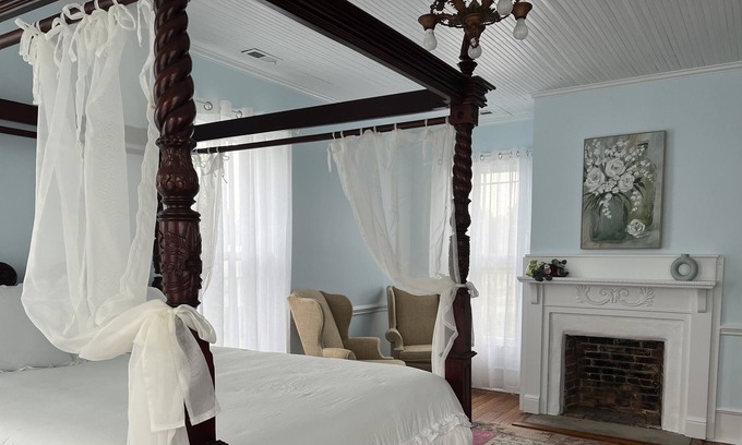 Pollocksville Bed & Breakfast | Historic 1906 home within walking distance to river
