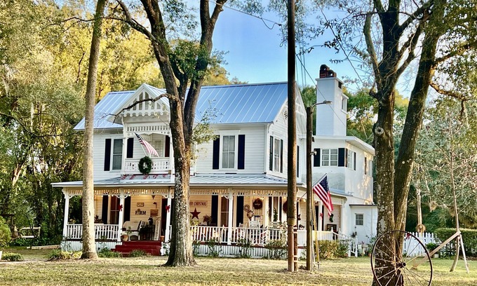 Sorrento Other | Historic 1920 Farmhouse on 6 acres,Huge Pool, Chef’s Kitchen,minutes to Mt Dora!