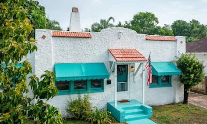 Cocoa House | Historic 1924 Spanish Style-Boho Bungalow-Walk to Cocoa Village
