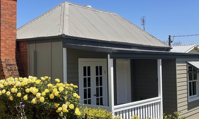 Cowra Cottage | Historic 2 bedroom cottage walking distance to the Cowra Japanese Gardens.
