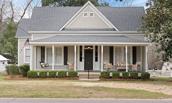 Sumrall House | Historic 3-bedroom Farmhouse in Sumrall