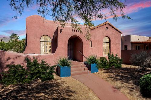 Sam Hughes House | Historic 3BD 2BA Tucson Bungalow, Steps to UofA, Low Summer Rates!