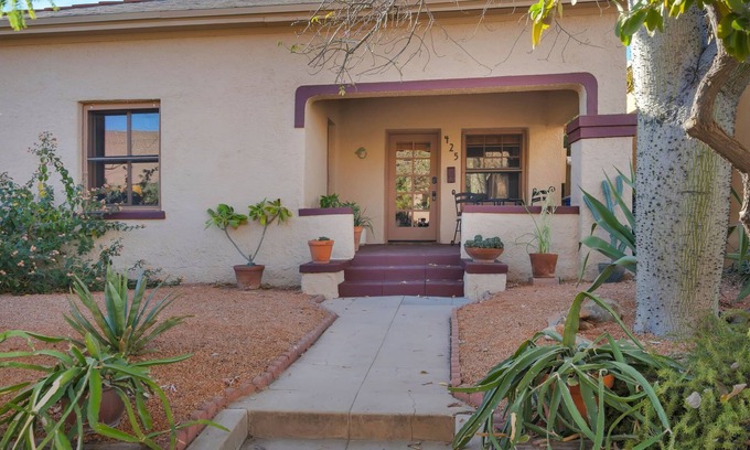 West University House | Historic adobe steps from 4th AVE, near U OF A, private yard, Dogs OK!