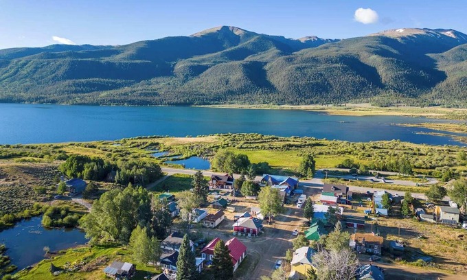 Twin Lakes House | Historic Boho Brothel Lake Retreat Fast Wifi