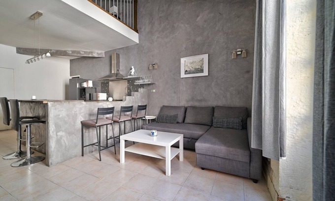 Quartier Administrations Apartment | Historic Center – Arenas & Markets Nearby