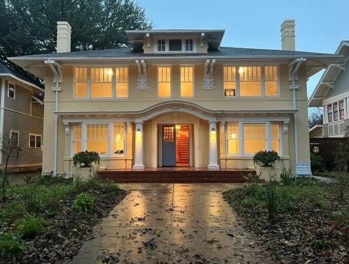 Old East Dallas Apartment | Historic Central Dallas Apartment - Modern & Roomy