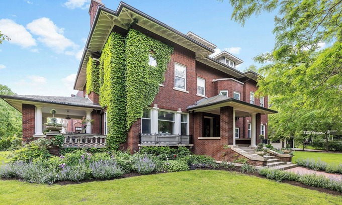 South Evanston House | Historic Coach House in Evanston One Block to Beach and Close to Town and NU!