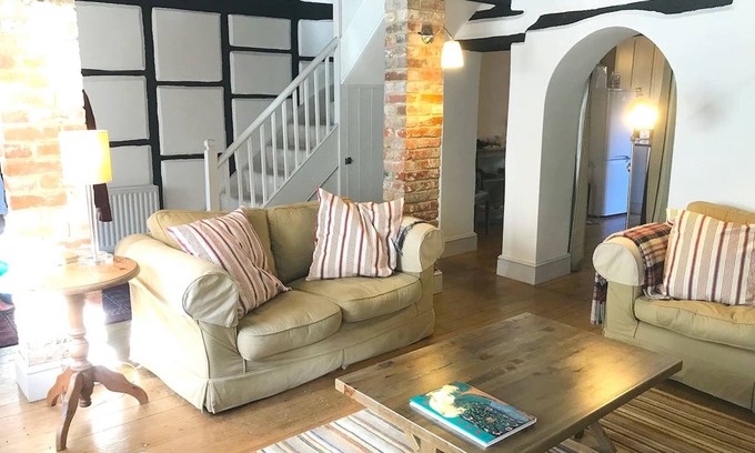 Shaftesbury Cottage | Historic cottage in the heart of Shaftesbury's Saxon area - town and country.