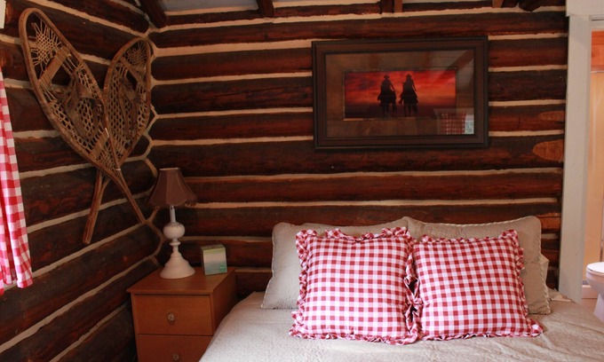 Clinton Cabin | Historic Cowboy LogCabin on Working Ranch, private&surrounded by nature,LoonLake
