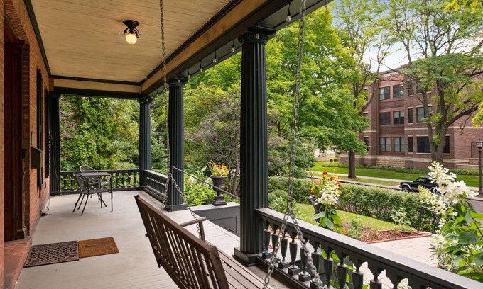 Summit - University Bed & Breakfast | Historic District B&B