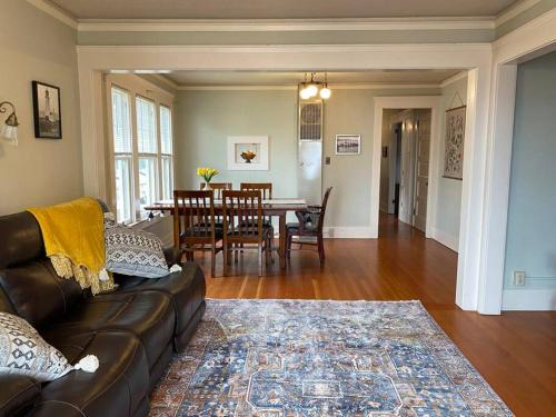 Astoria Apartment | Historic Downtown Riverview Flat, No. 4