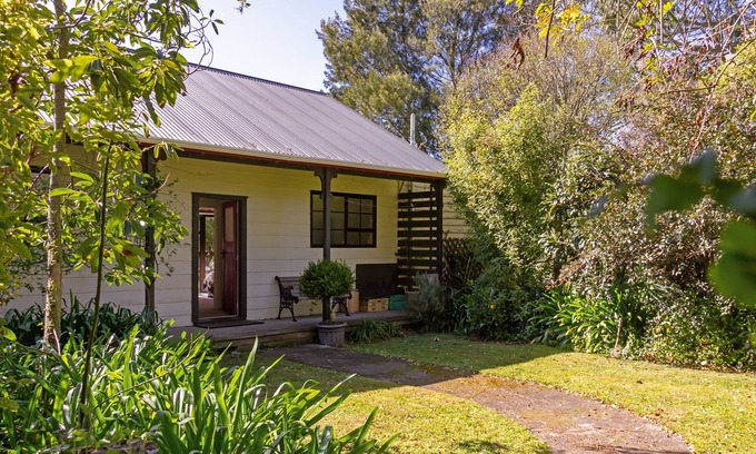 Greytown Cottage | Historic Drover's Cottage - Beautiful views