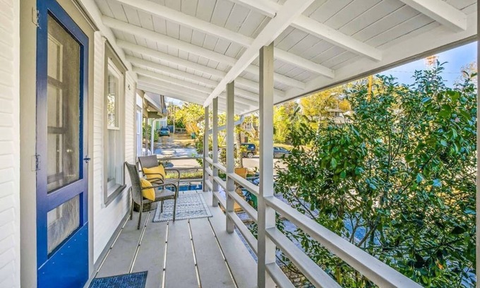 Clarksville House | Historic DT Bungalow | Sleeps 10 | Walk Everywhere