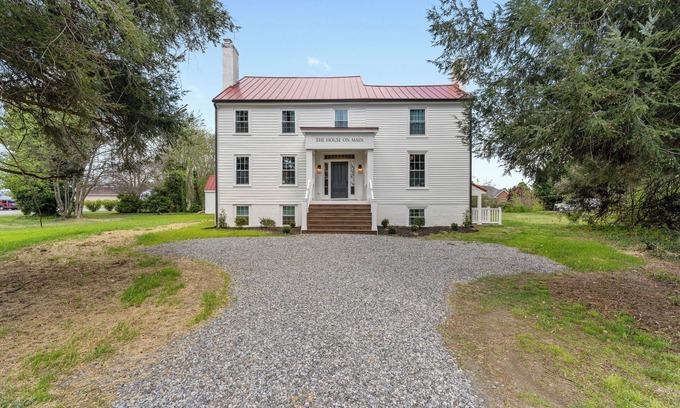 Bowling Green House | Historic Farmhouse Mansion w/8 working fireplaces
