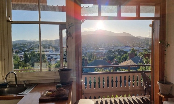 Glebe House | Historic Home with Views. Close to City Sleeps 6