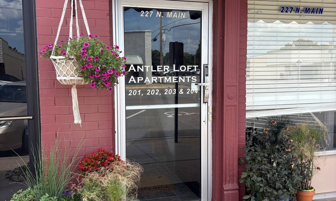 Cheney Apartment | Historic Hotel Antler Loft Apartment - 1 BD/1BA - Fully Furnished!