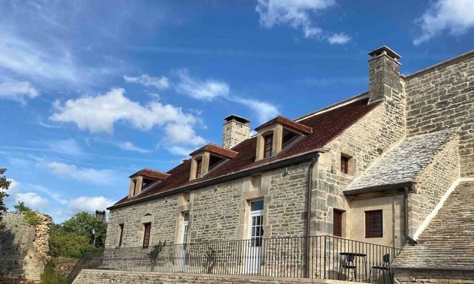 Salmaise House | Historic house with view