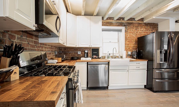Kingston House | Historic Kingston 1800s Waterfront Townhouse - /Backyard /BKLYN Loft /Modern