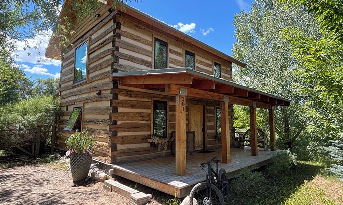 Alpine Northwest House | Historic lake cabin in charming Alpine, WY