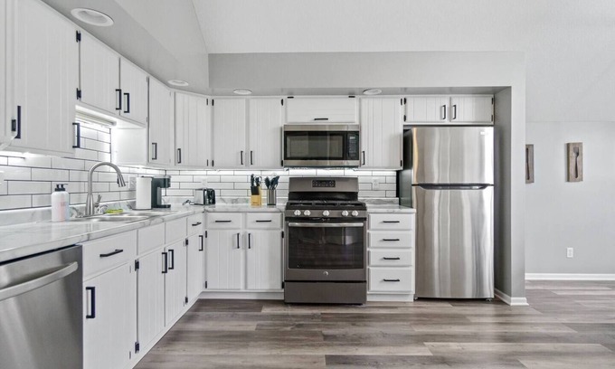 West Central Apartment | Historic Mansion Penthouse Apt w/CityViews